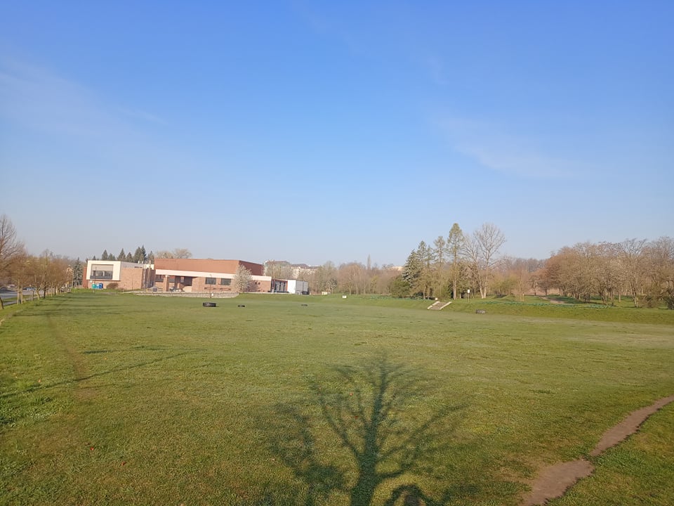 Ranní pohled na stadion od benzínové pumpy